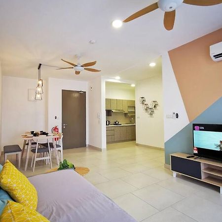 Astetica Pool & Lake View High Floor 100Mbps Wifi Netflix Seri Kembangan Εξωτερικό φωτογραφία