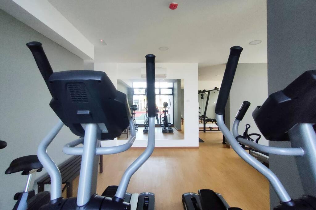 Astetica Pool & Lake View High Floor 100Mbps Wifi Netflix Seri Kembangan Εξωτερικό φωτογραφία