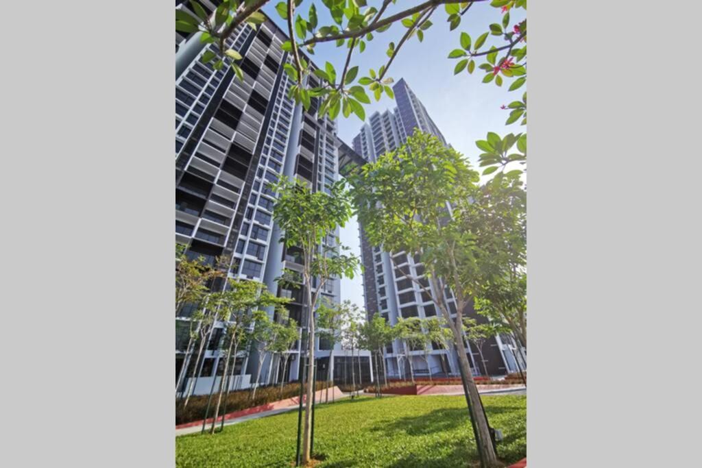 Astetica Pool & Lake View High Floor 100Mbps Wifi Netflix Seri Kembangan Εξωτερικό φωτογραφία