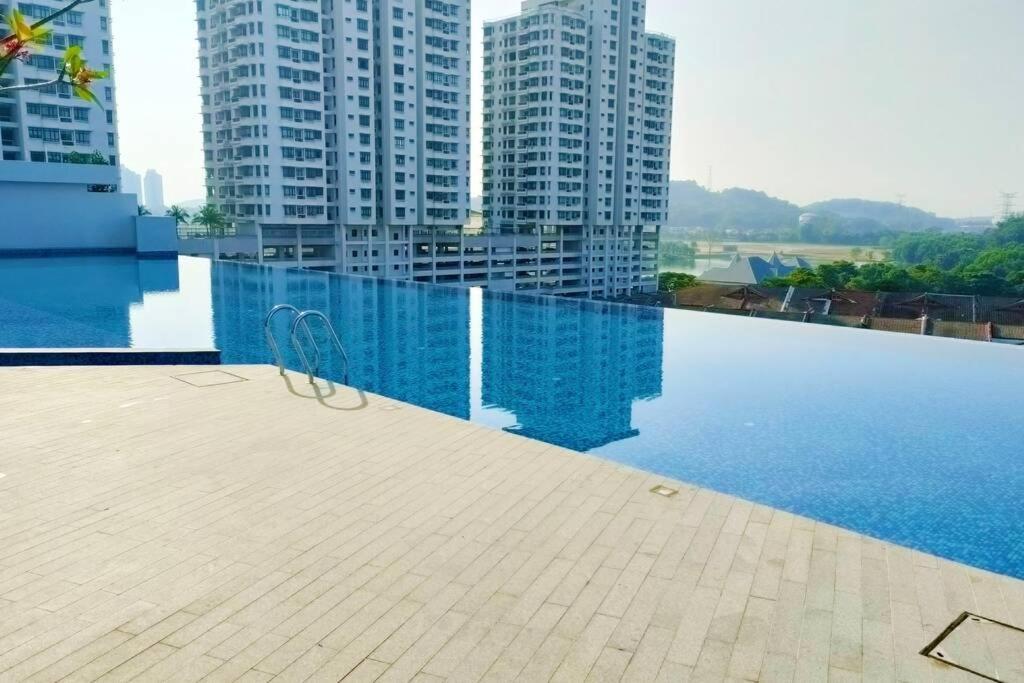 Astetica Pool & Lake View High Floor 100Mbps Wifi Netflix Seri Kembangan Εξωτερικό φωτογραφία
