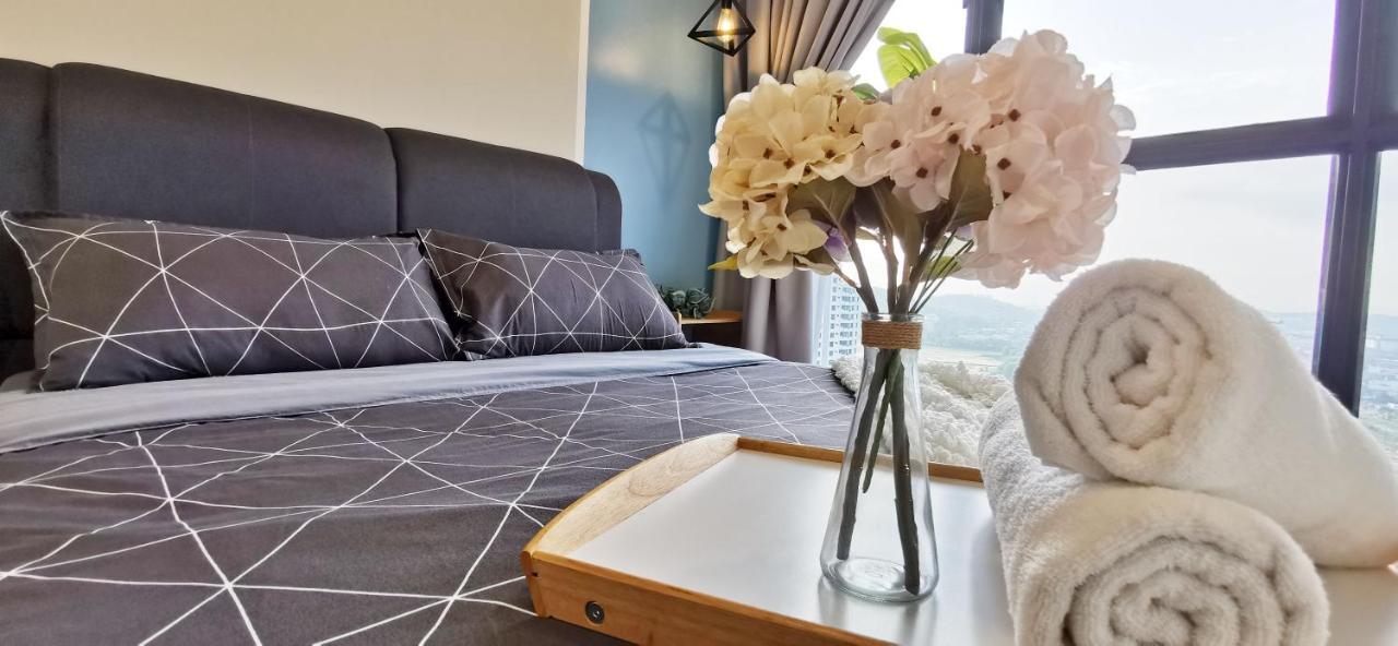 Astetica Pool & Lake View High Floor 100Mbps Wifi Netflix Seri Kembangan Εξωτερικό φωτογραφία
